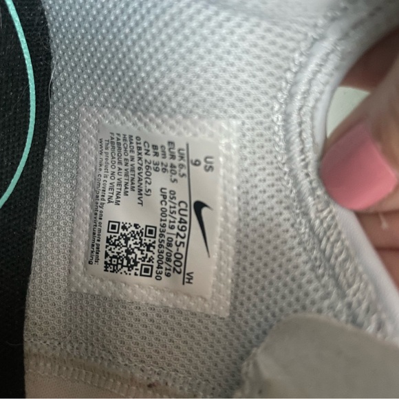 Nike Air Max tennis shoes - Picture 7 of 9